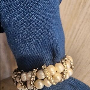 Elegant Freshwater Pearl and Crystal Bracelet